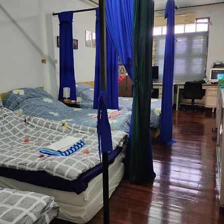 Sip N' Camp Hostel Банкок Екстериор снимка