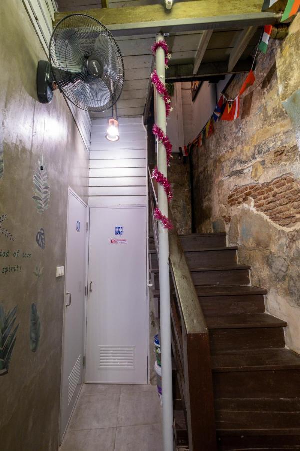 Sip N' Camp Hostel Банкок Екстериор снимка