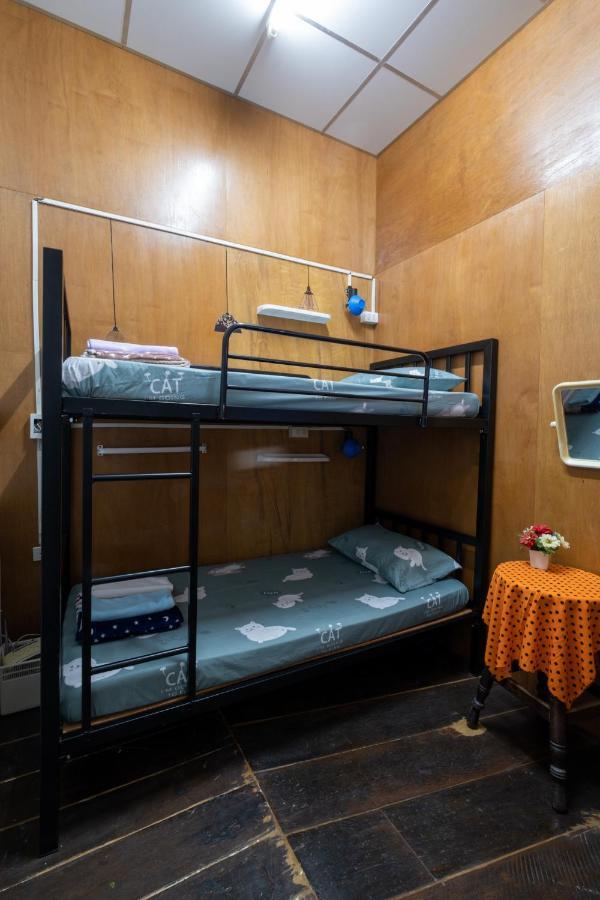 Sip N' Camp Hostel Банкок Екстериор снимка